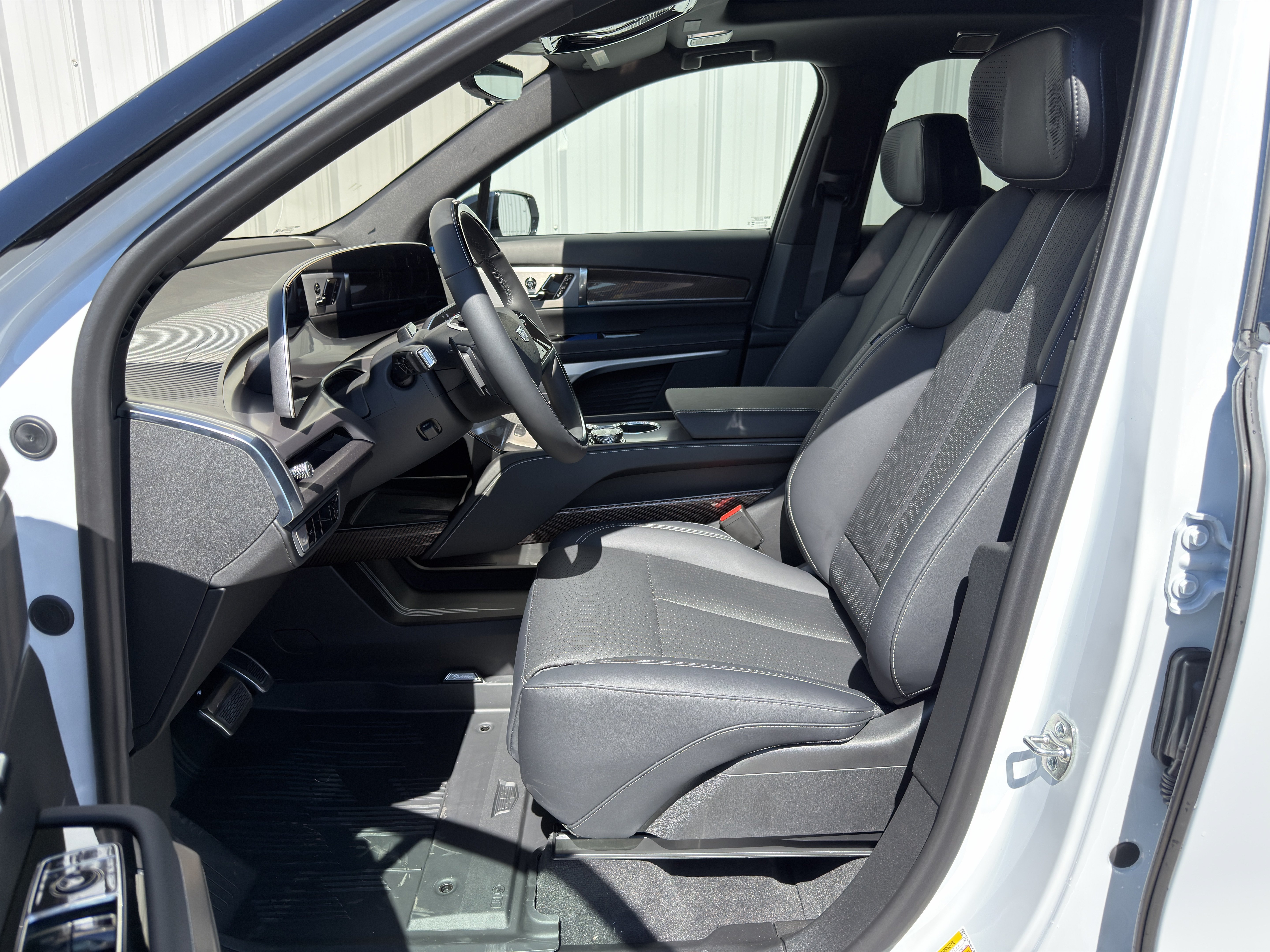 New 2027 Cadillac Vistiq Sport w/ LPO, Floor Liner Package AWD/4WD image 19