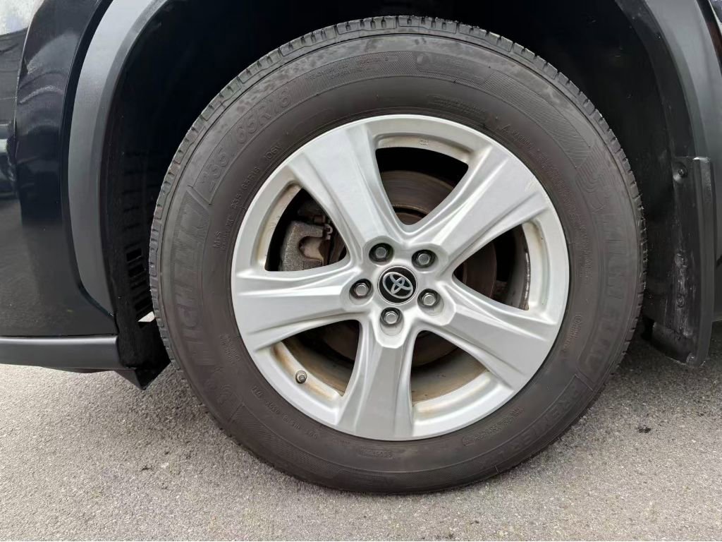 Used 2022 Toyota Highlander LE image 24
