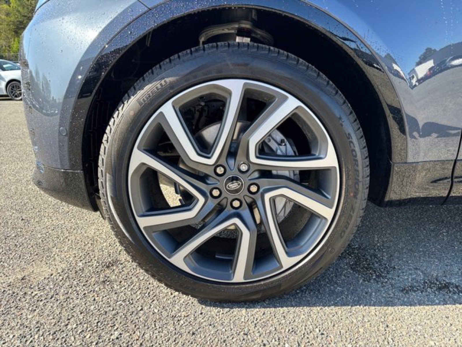 New 2025 Land Rover Discovery Dynamic SE image 9