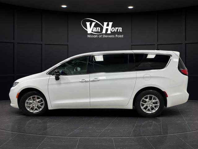 Used 2024 Chrysler Pacifica Touring image 6