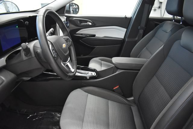 Used 2025 Chevrolet Trax LT w/ LT Convenience Package FWD image 22