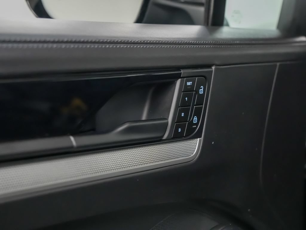Certified 2024 Porsche Cayenne AWD/4WD image 21