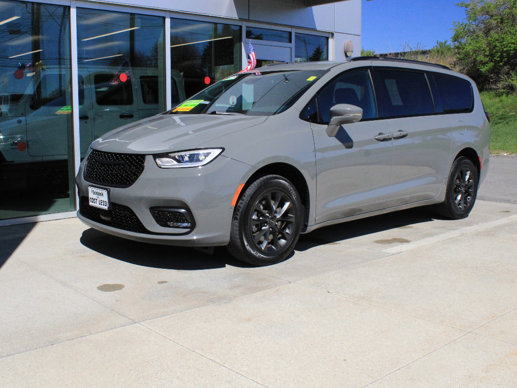 Used 2021 Chrysler Pacifica Touring-L w/ Premium & Safety Sphere Group AWD/4WD image 3