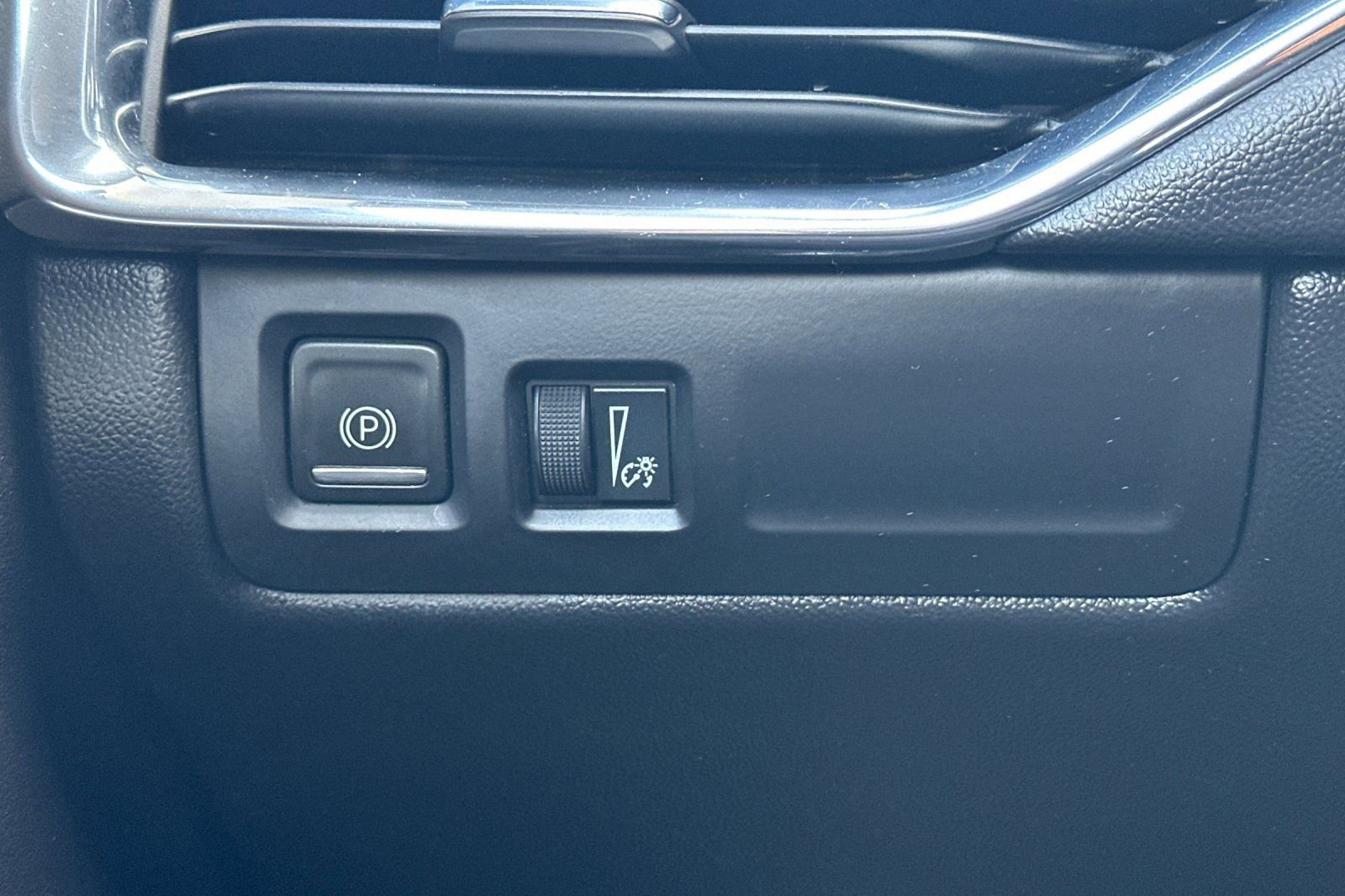 Certified 2023 Cadillac XT4 Luxury w/ Cold Weather Package FWD image 35