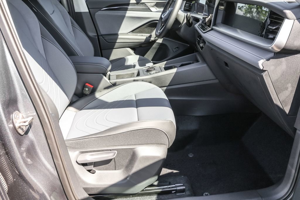 Used 2025 Volkswagen Tiguan SE image 40