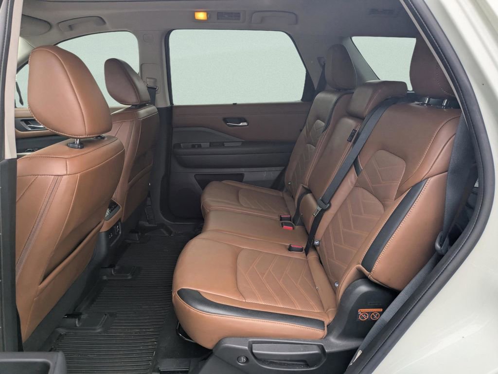 Used 2023 Nissan Pathfinder Platinum w/ Cargo Package image 32