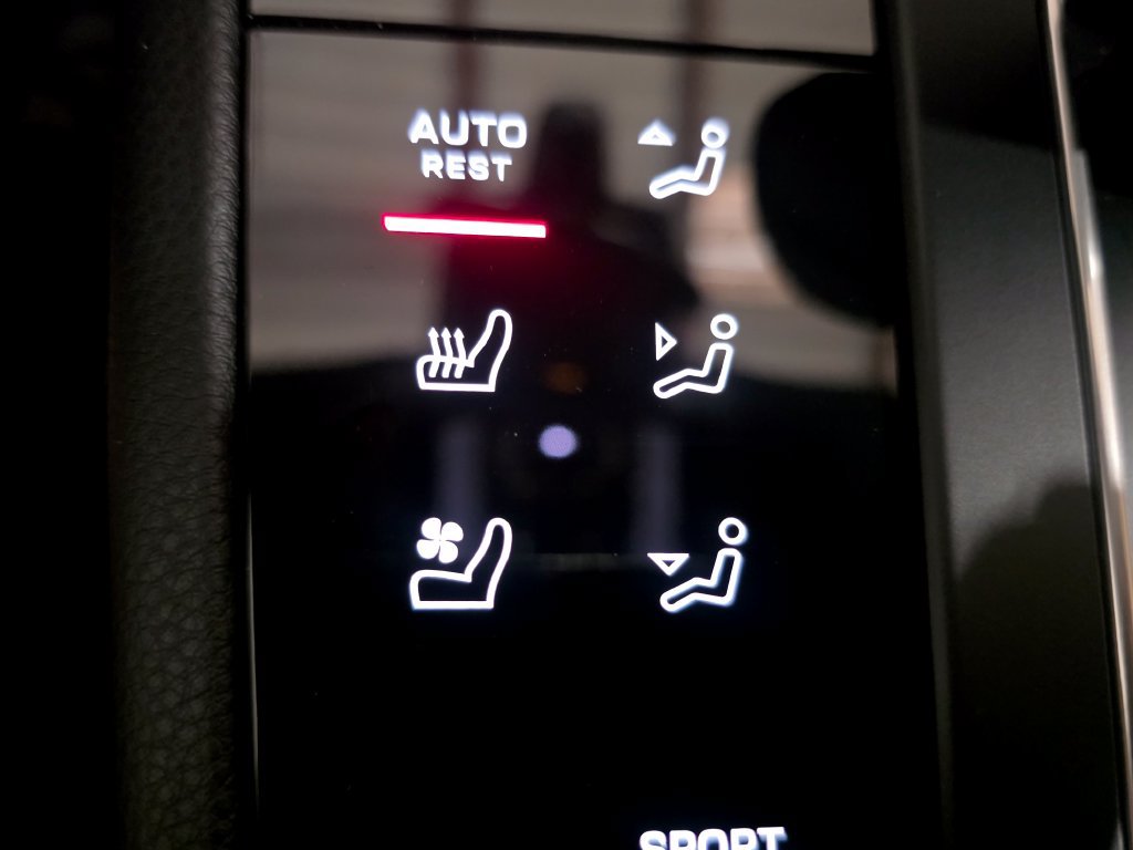 Certified 2024 Porsche Macan AWD/4WD image 30