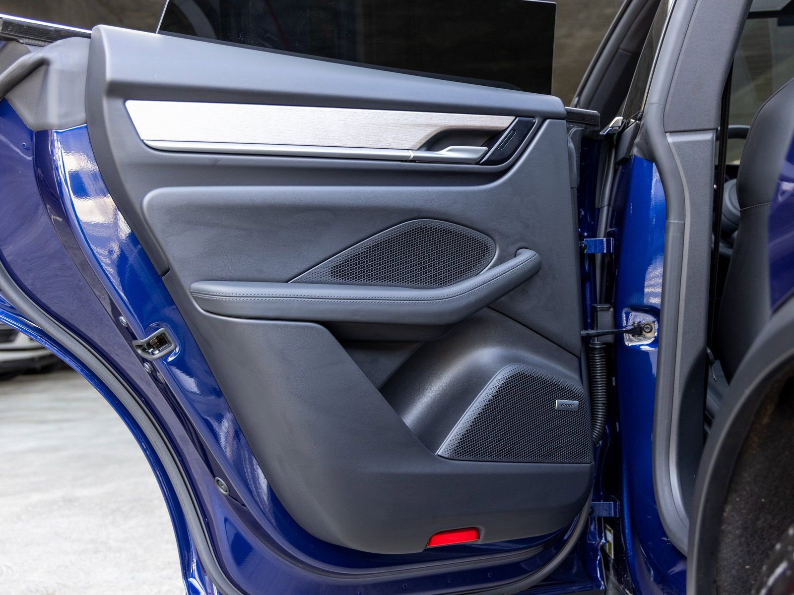 Certified 2025 Porsche Macan 4 Electric image 38