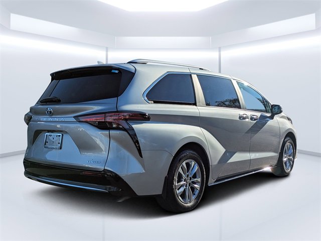 Used 2025 Toyota Sienna Limited image 3