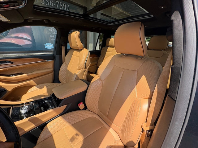 Used 2023 Jeep Grand Cherokee L Summit AWD/4WD image 9