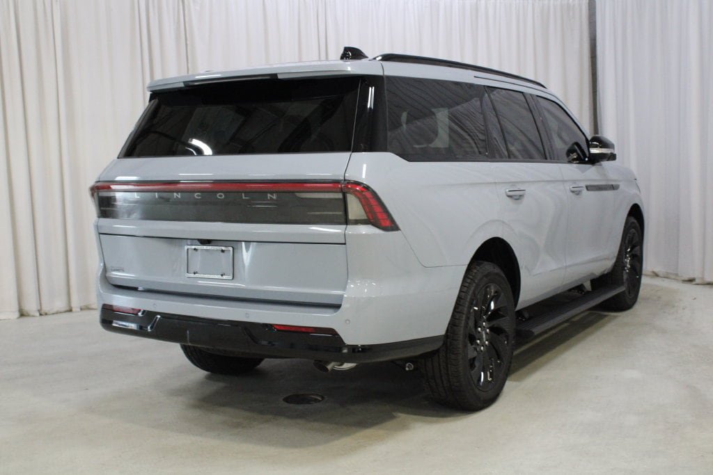 New 2027 Lincoln Navigator Reserve w/ Jet Appearance Package AWD/4WD image 24