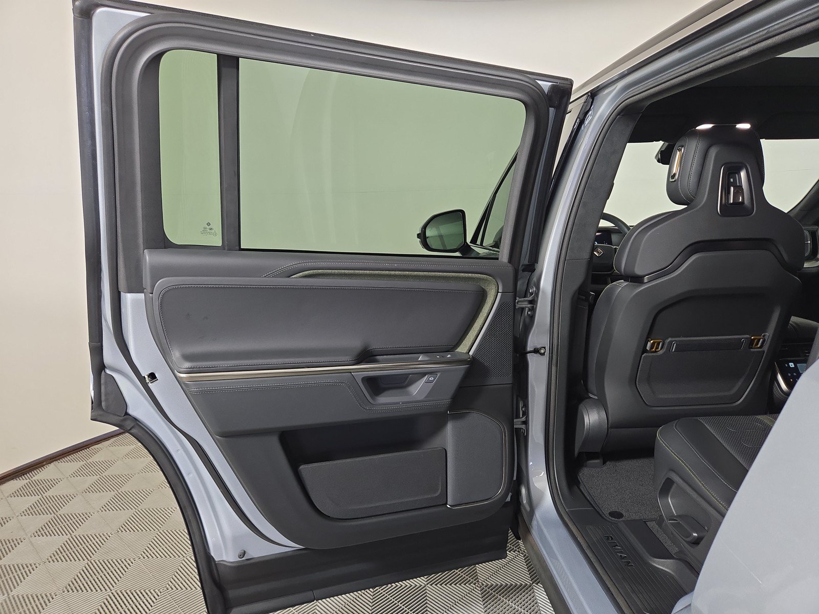 Used 2025 Rivian R1S Adventure AWD/4WD image 17