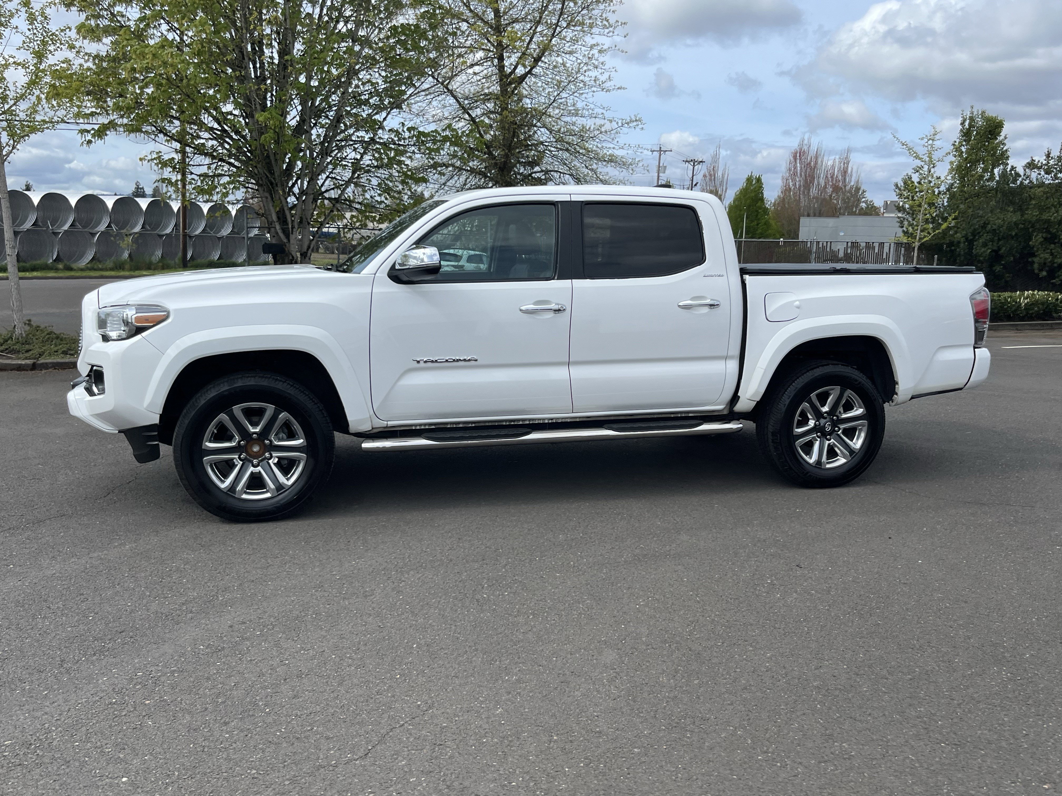 Used 2016 Toyota Tacoma Limited w/ Towing Package RWD image 2