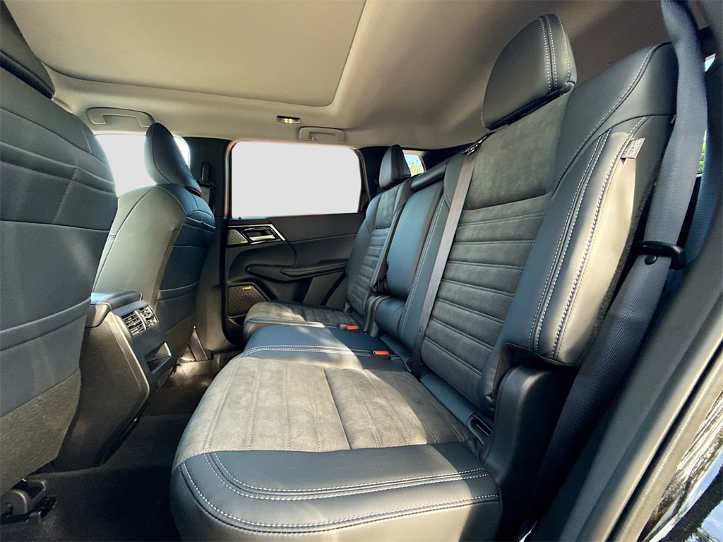 New 2025 Mitsubishi Outlander SE image 26
