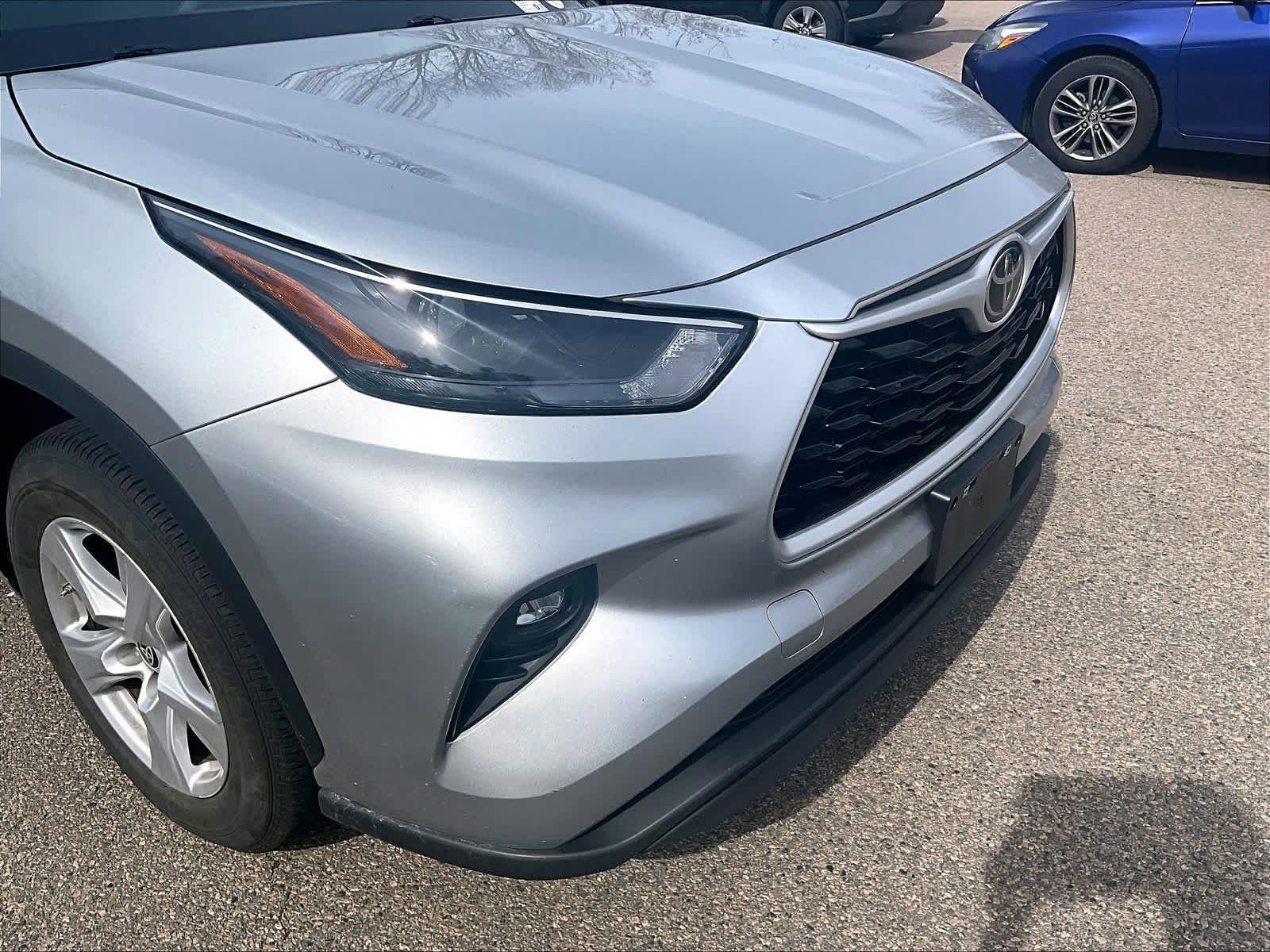Used 2023 Toyota Highlander LE FWD image 5