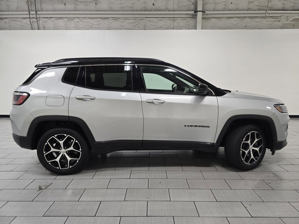 Used 2024 Jeep Compass Limited image 17
