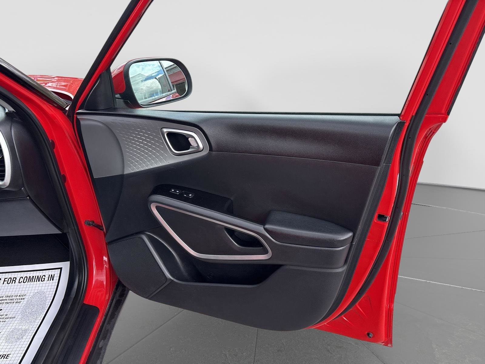 Used 2023 Kia Soul LX w/ LX Technology Package FWD image 25