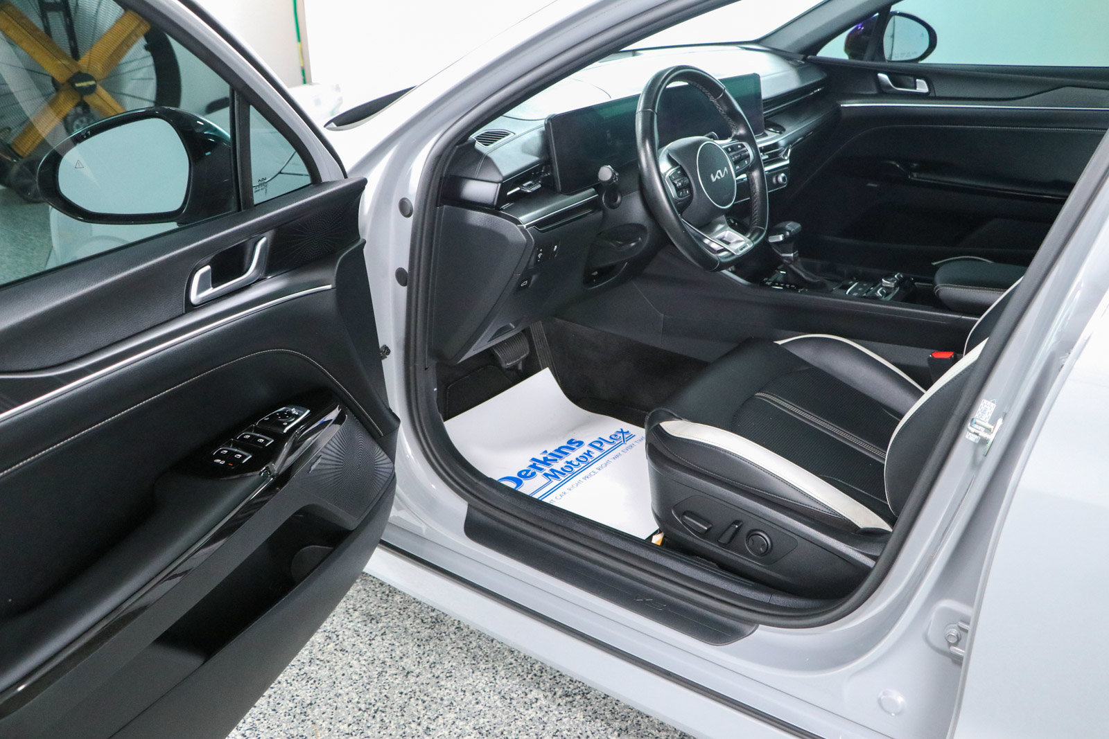 Used 2025 Kia K5 GT-Line w/ GT-Line Premium Package FWD image 3