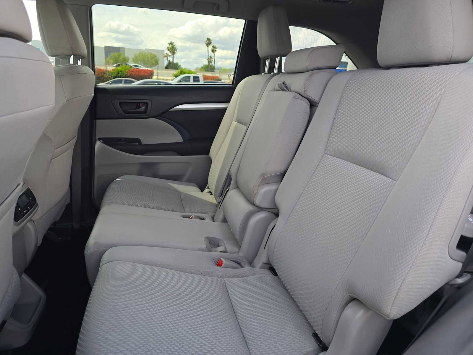 Used 2017 Toyota Highlander LE FWD image 18