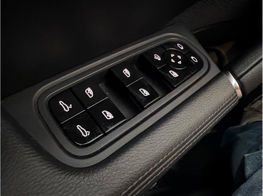 Used 2020 Porsche Cayenne AWD/4WD image 28