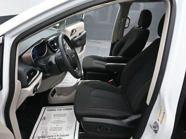 Used 2022 Chrysler Voyager LX image 14