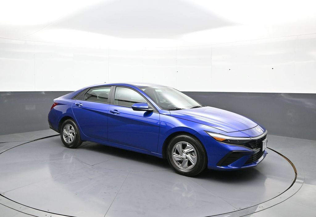 Certified 2025 Hyundai Elantra SE FWD image 4