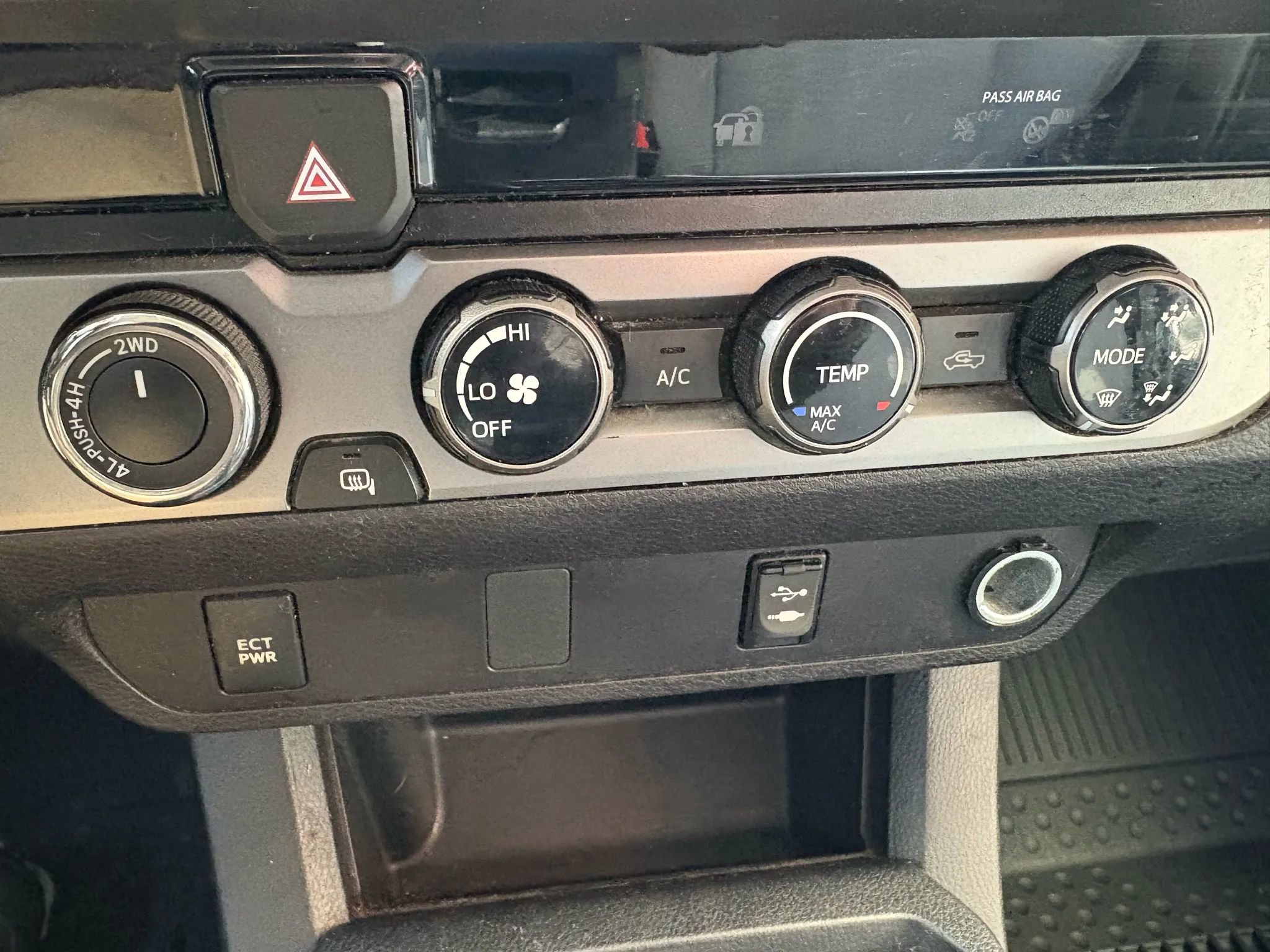 Used 2018 Toyota Tacoma SR5 w/ SR5 Appearance Package (SM) image 9