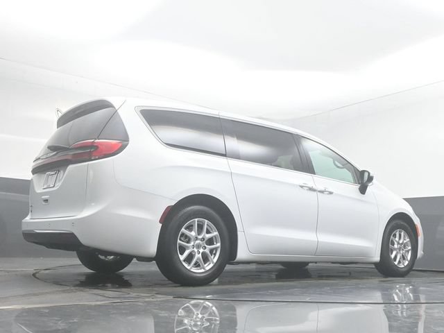 Used 2023 Chrysler Pacifica Touring-L FWD image 32