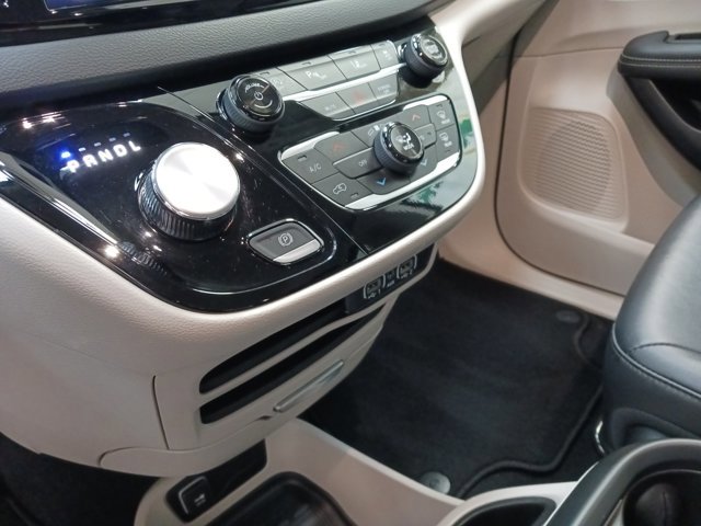 Used 2024 Chrysler Pacifica Touring-L image 23