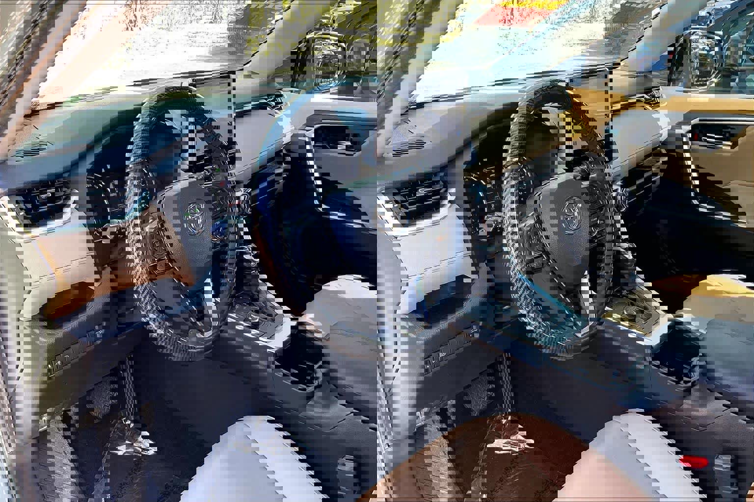 Used 2022 Toyota RAV4 XLE Premium image 14