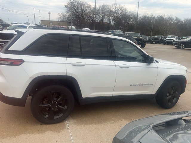 Used 2023 Jeep Grand Cherokee Altitude image 3