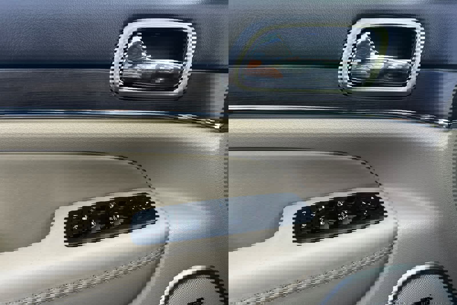 Used 2017 Jeep Grand Cherokee Overland w/ Jeep Active Safety Group image 10