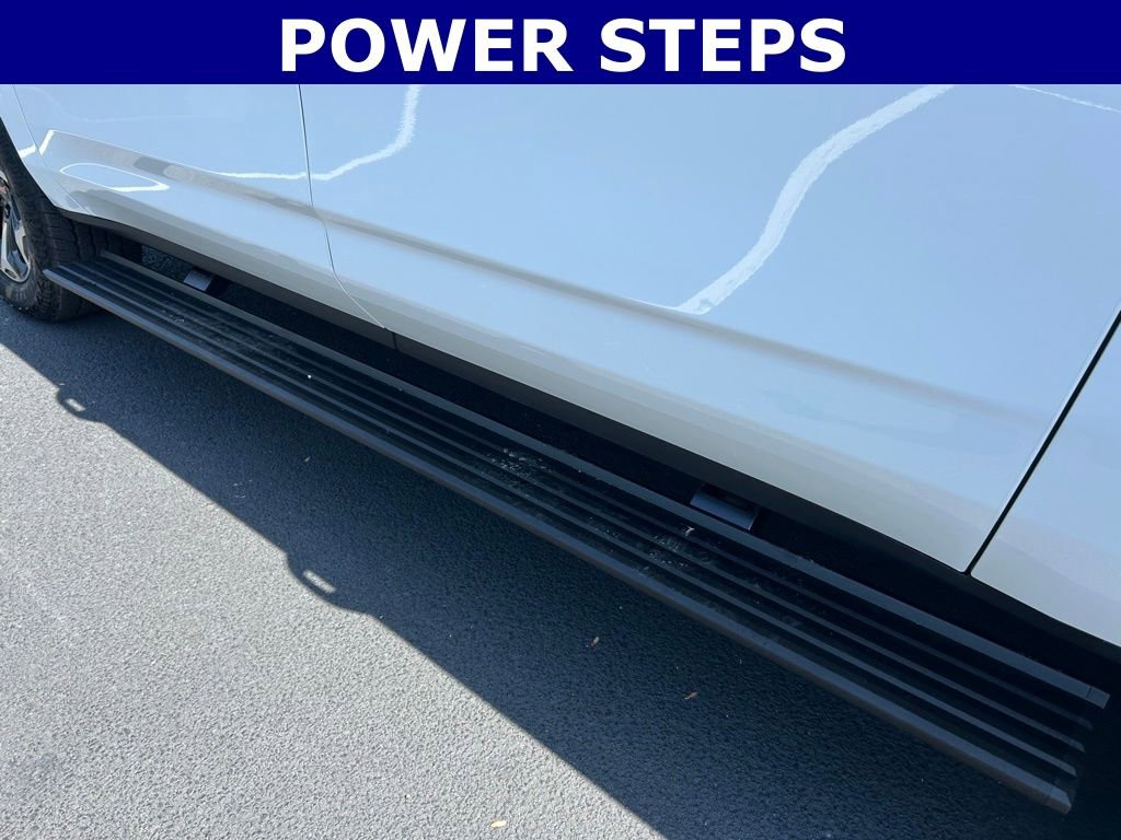 Used 2025 GMC Yukon XL AT4 Ultimate w/ LPO, AT4 Appearance Package AWD/4WD image 13