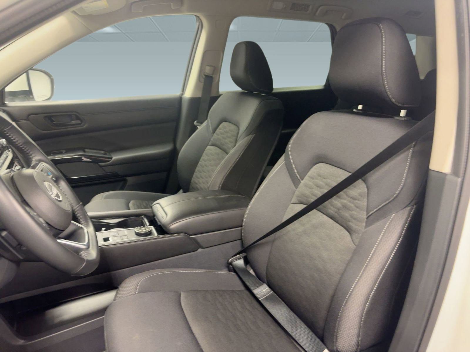 Used 2025 Nissan Pathfinder SV image 4