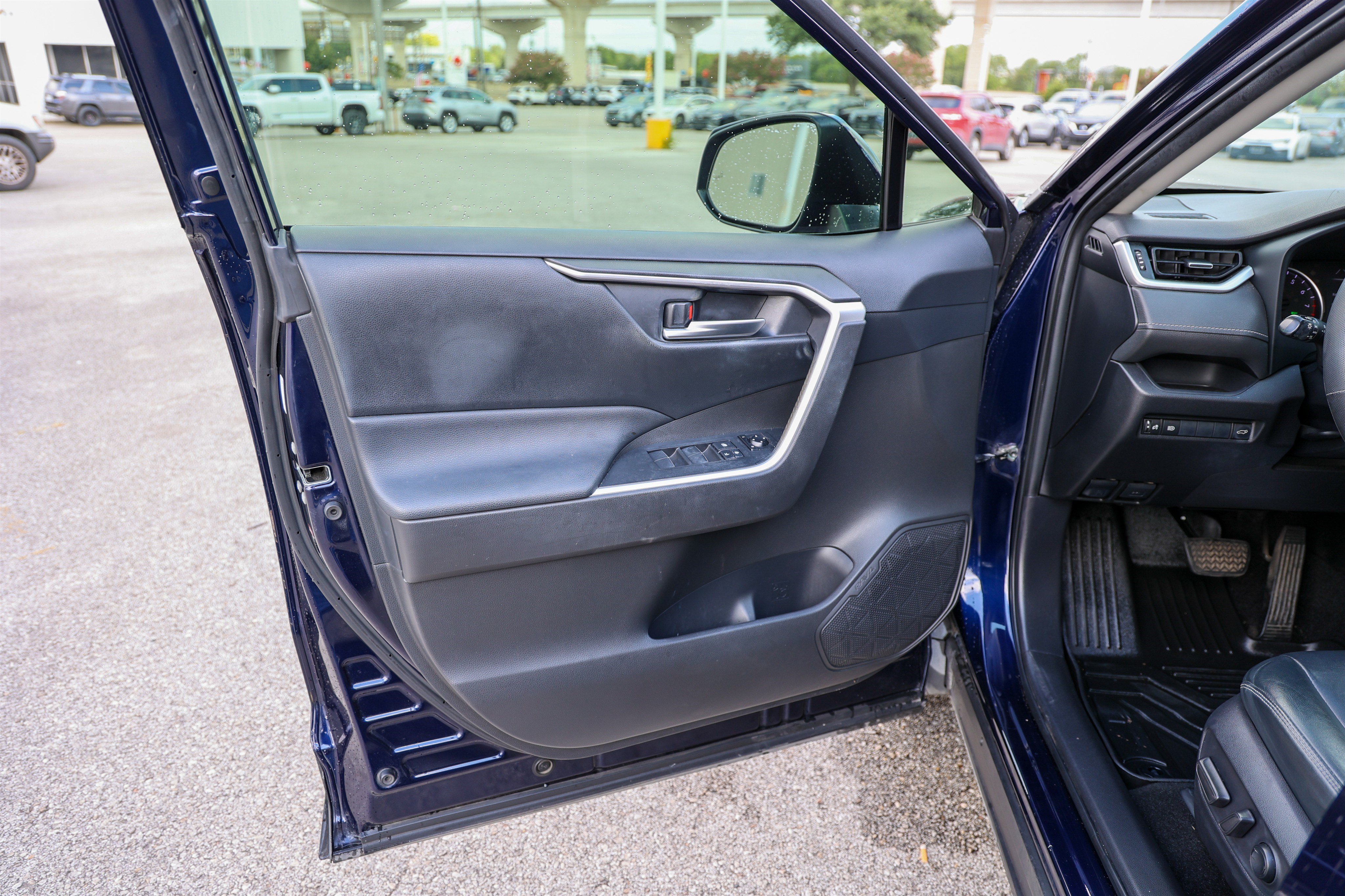 Used 2020 Toyota RAV4 XLE Premium FWD image 30