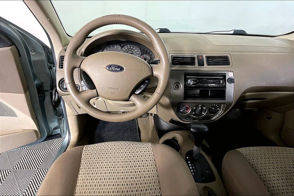 Used 2005 Ford Focus ZX4 Sedan FWD image 6