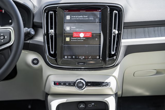 Certified 2025 Volvo XC40 B5 Plus w/ Protection Package Premier image 19