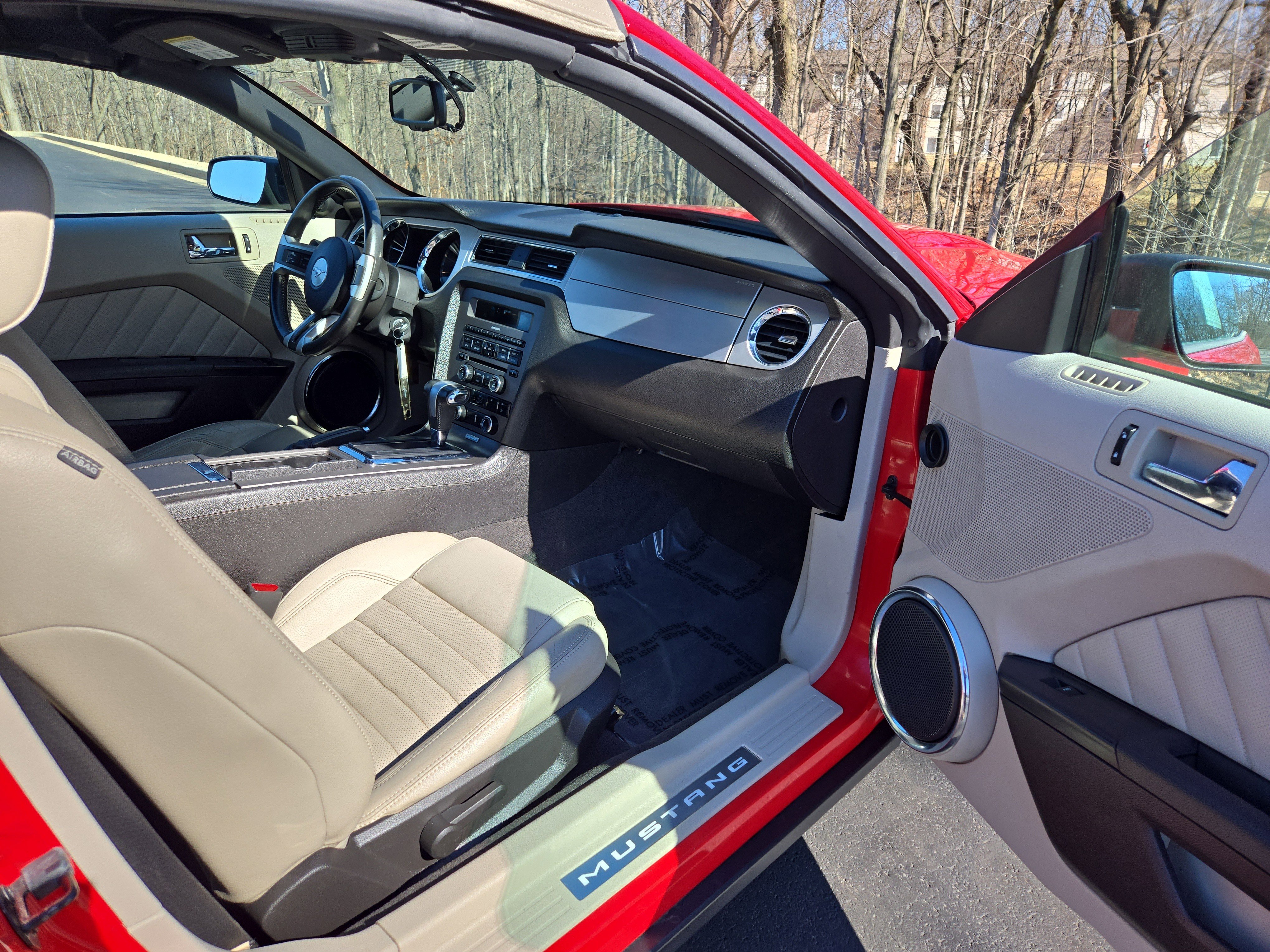 Used 2010 Ford Mustang Convertible image 21