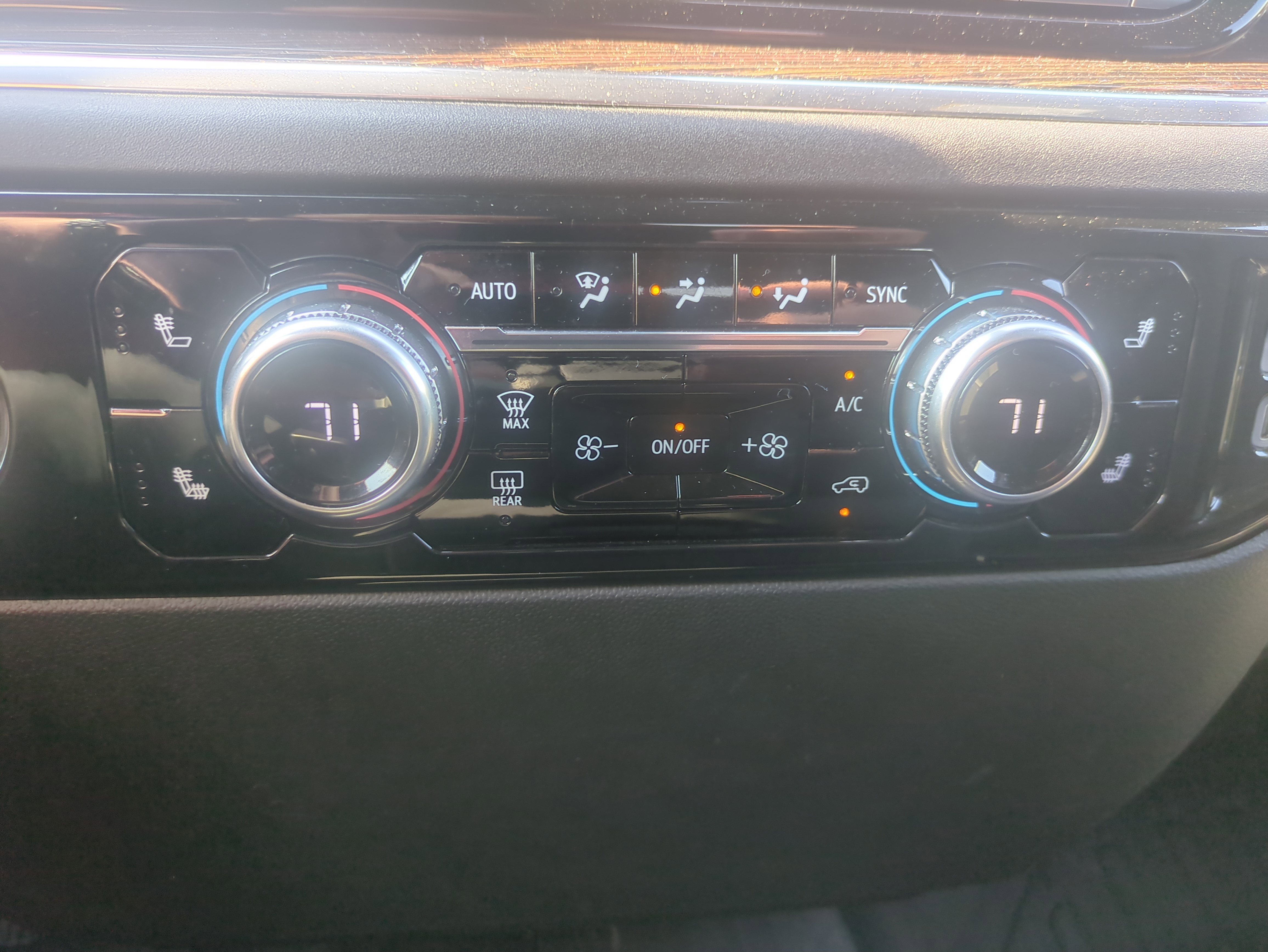 Used 2024 GMC Sierra 1500 SLE image 18