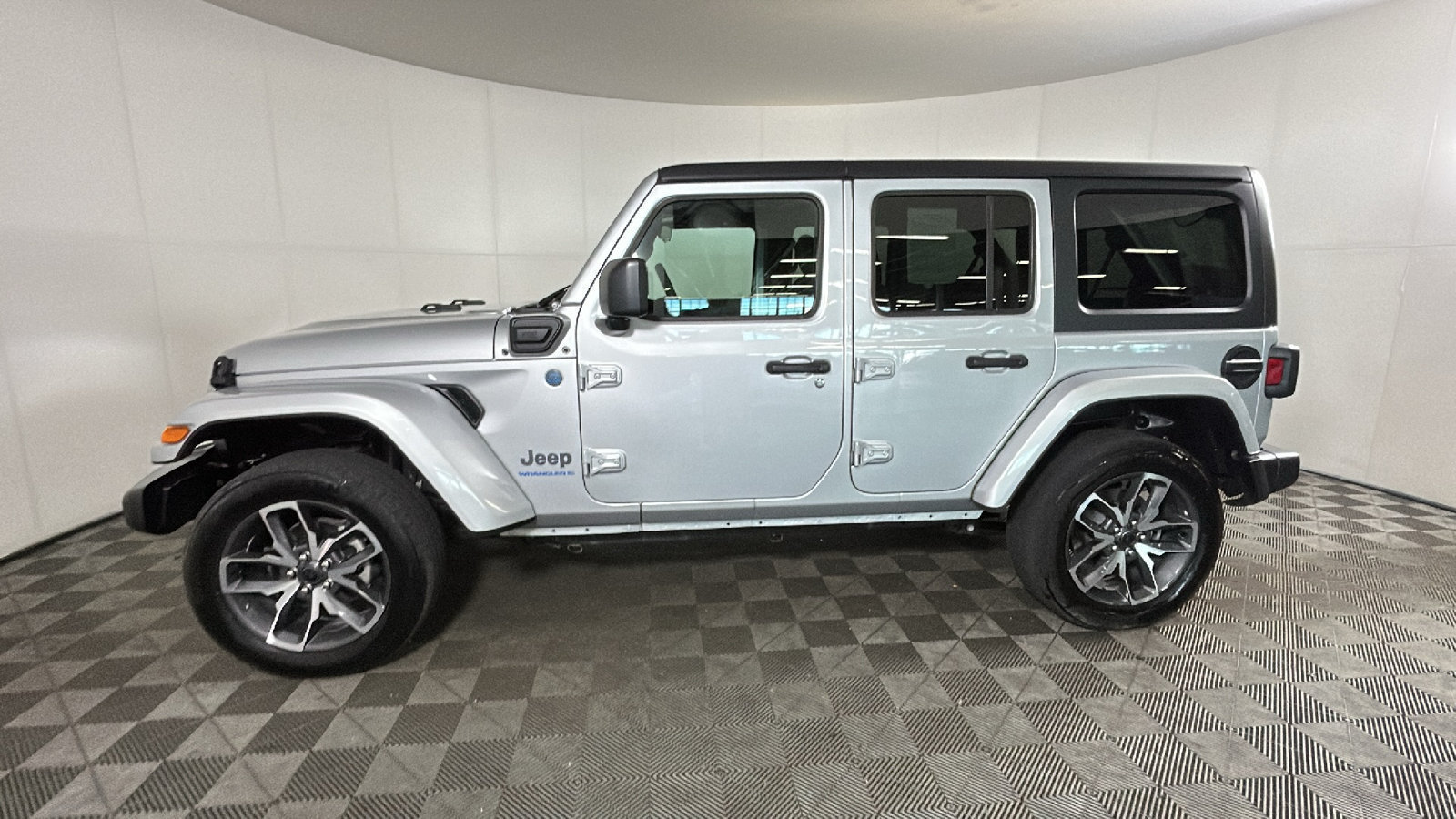 Used 2024 Jeep Wrangler Unlimited w/ Convenience Group AWD/4WD image 7