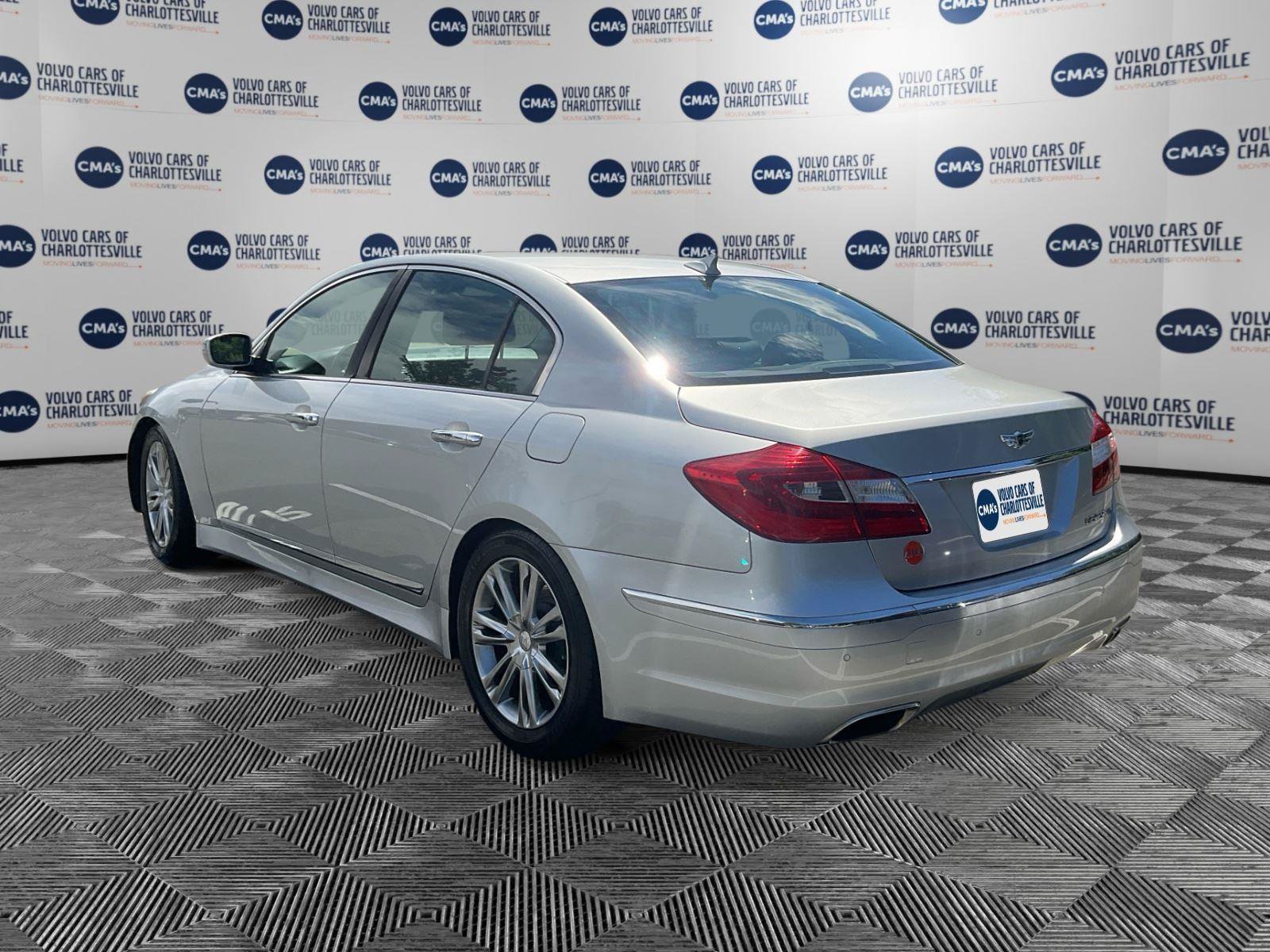 Used 2012 Hyundai Genesis 4.6 RWD image 3