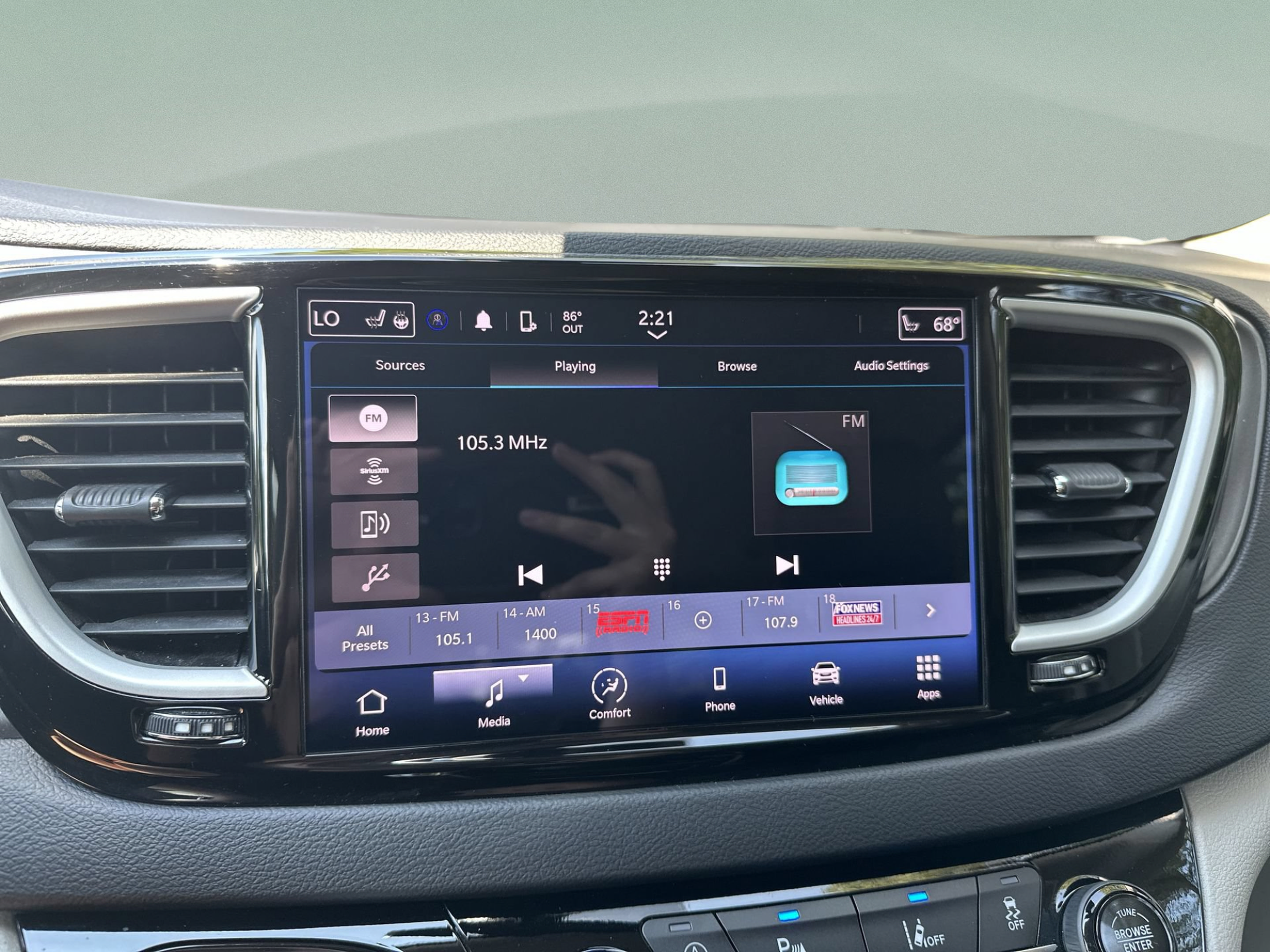 Used 2024 Chrysler Pacifica Touring-L FWD image 12
