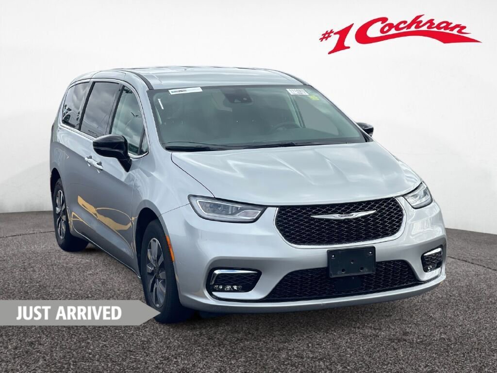 Used 2024 Chrysler Pacifica Select