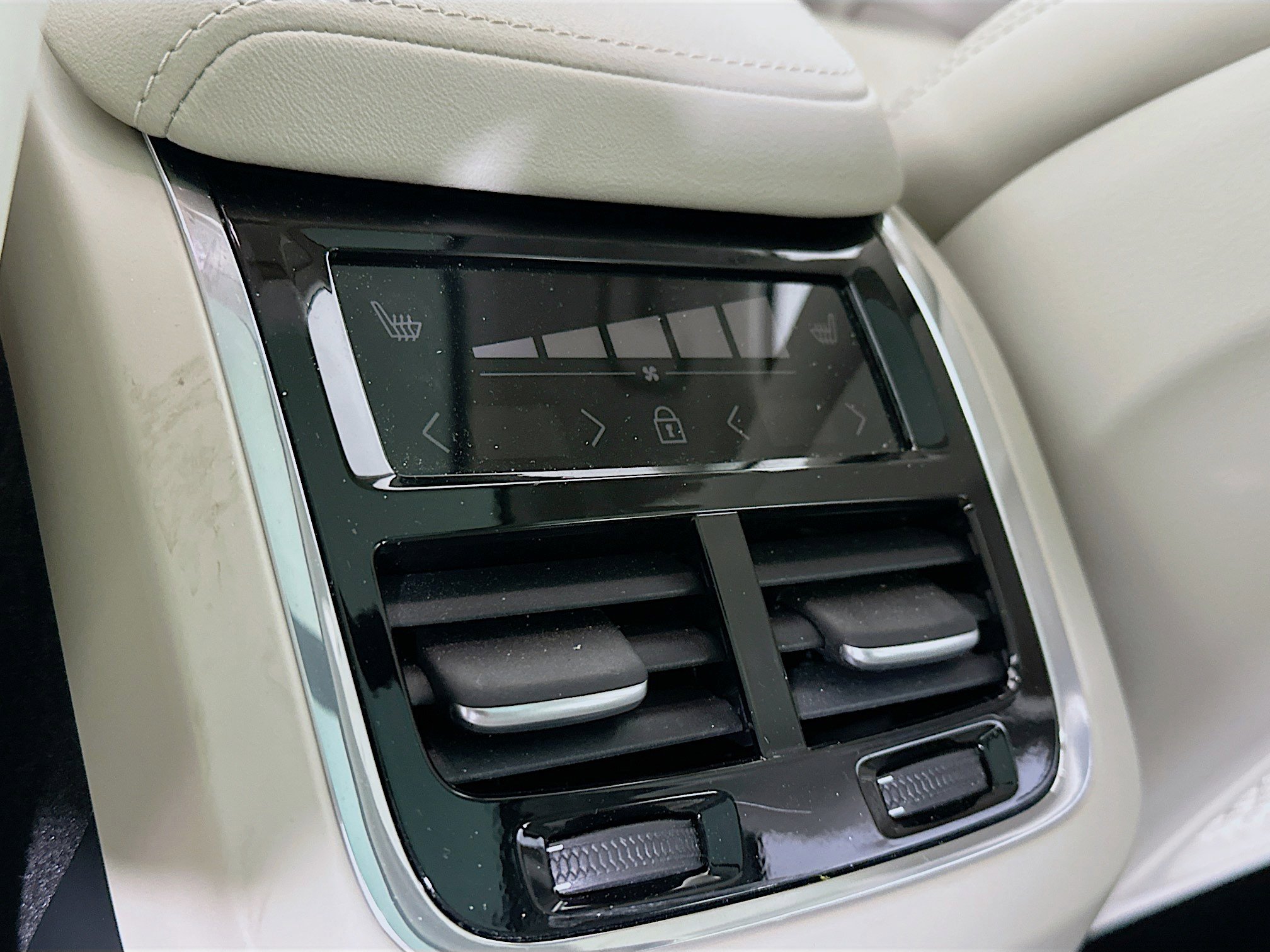 Used 2025 Volvo XC60 B5 Ultra w/ Protection Package Premier image 28