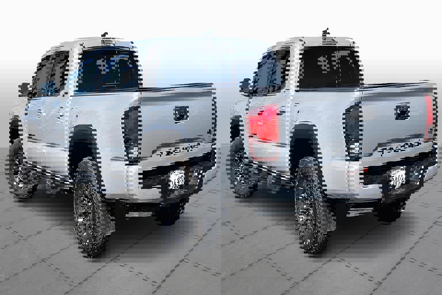 Used 2021 Toyota Tacoma SR5 w/ Trail Edition image 11