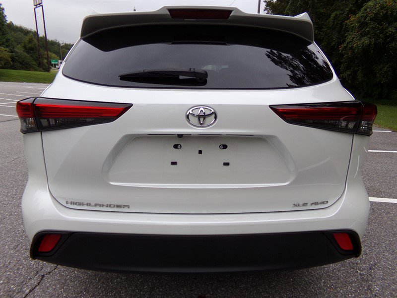 Used 2022 Toyota Highlander XLE image 4