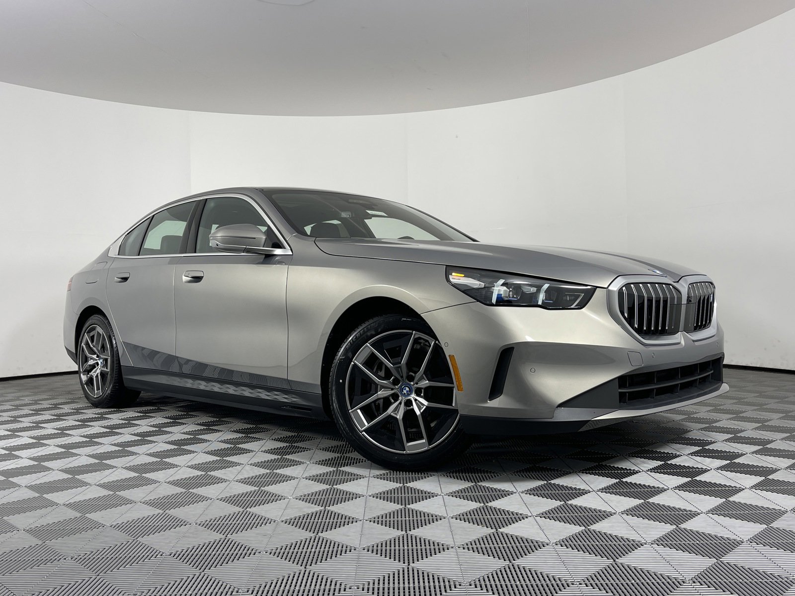 New 2024 BMW i5 eDrive40i w/ Premium Package image 2