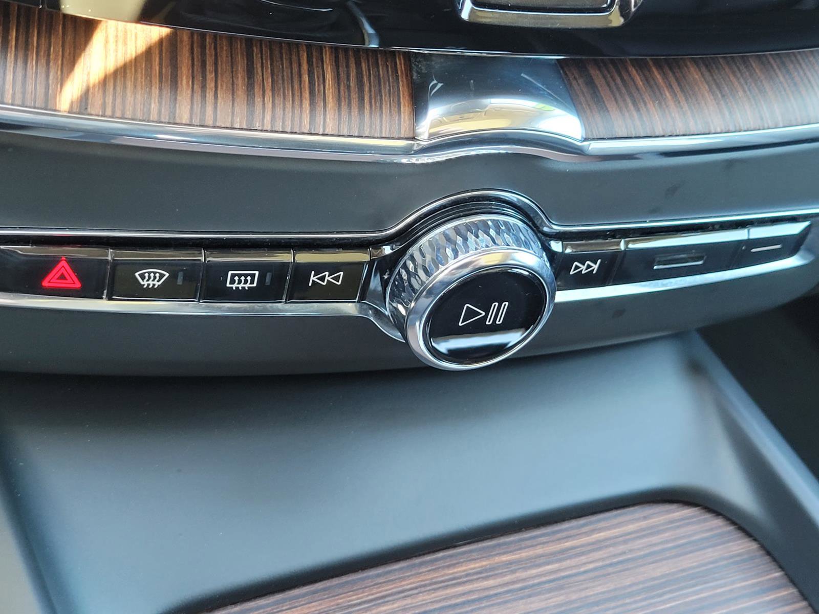 Used 2021 Volvo XC60 T6 Momentum w/ Premium Package image 29