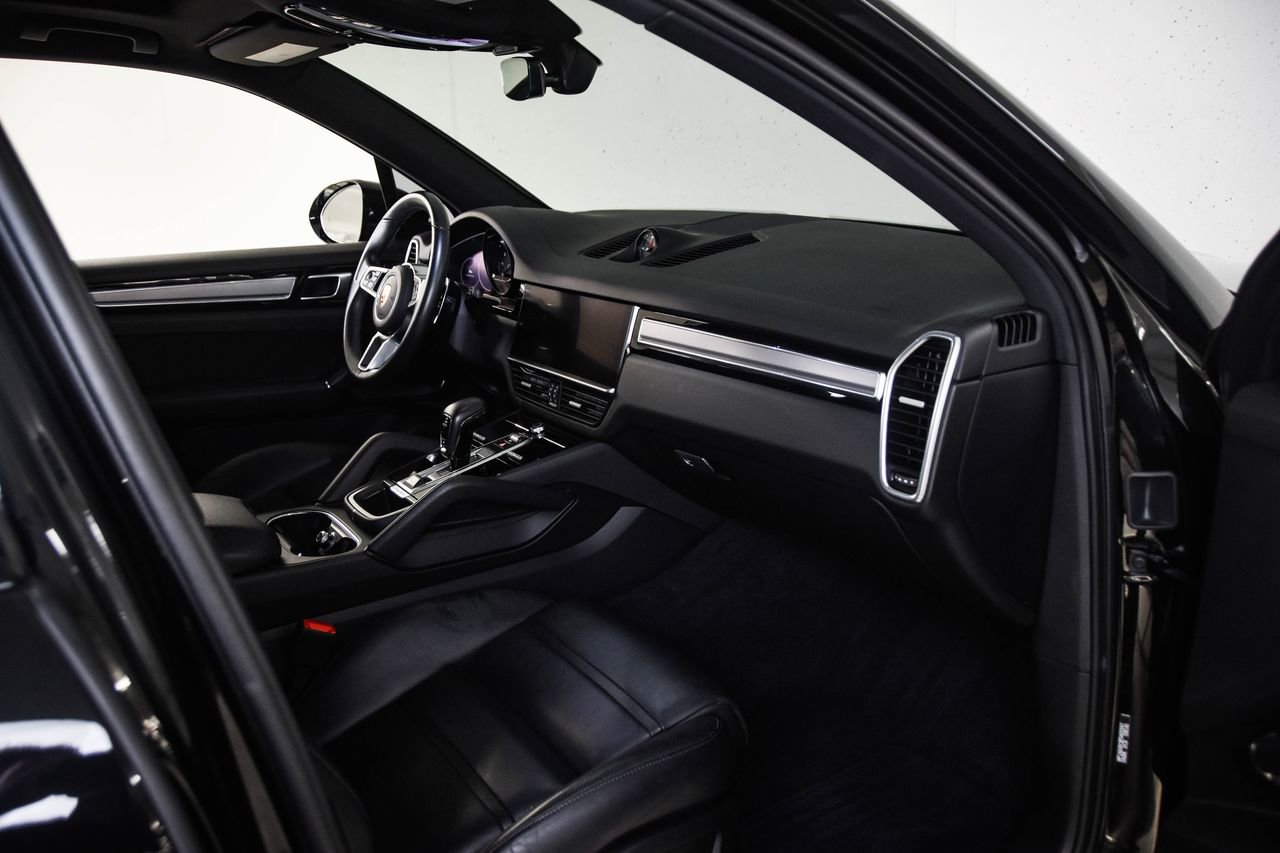 Certified 2023 Porsche Cayenne Platinum Edition image 28