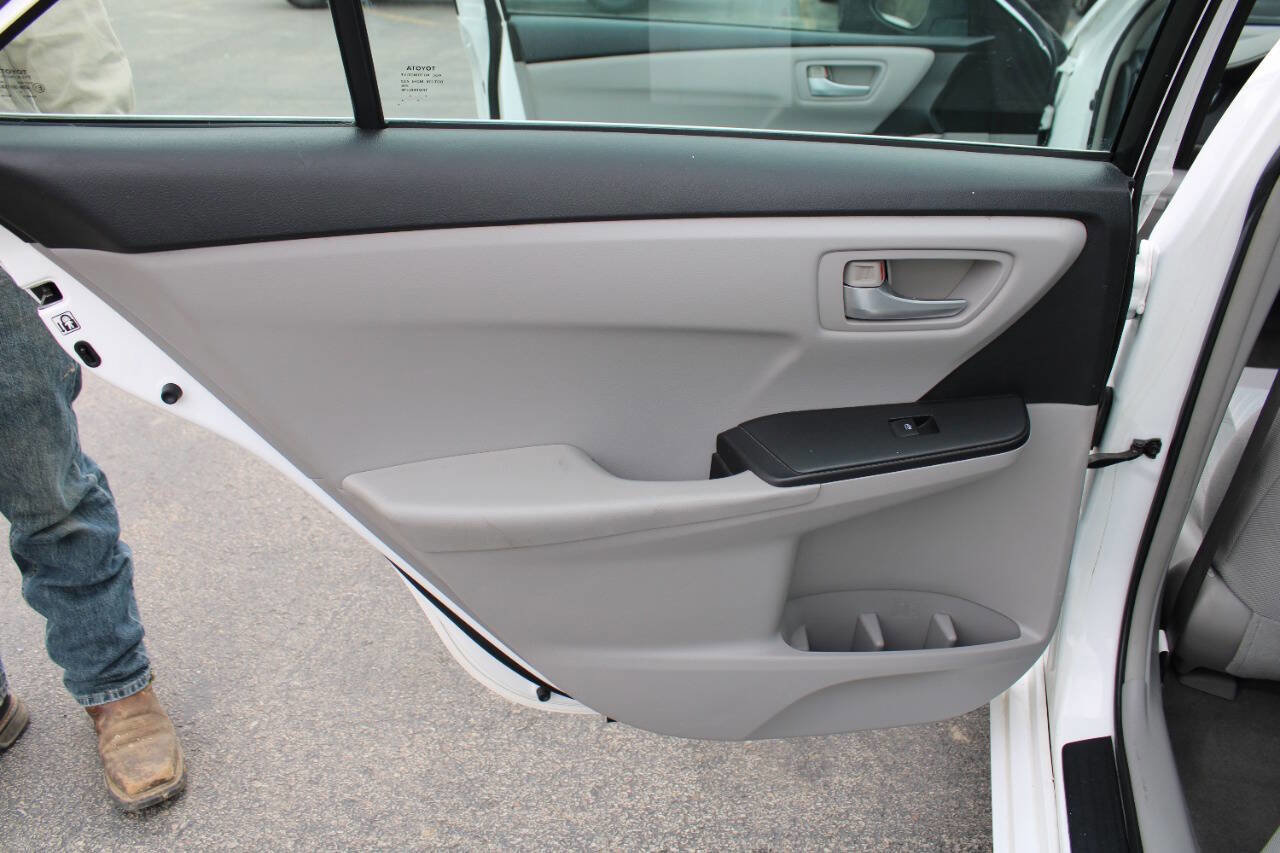 Used 2016 Toyota Camry LE image 30